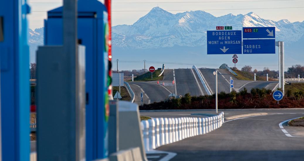 A65 Barrière de péage vue Pyrénées